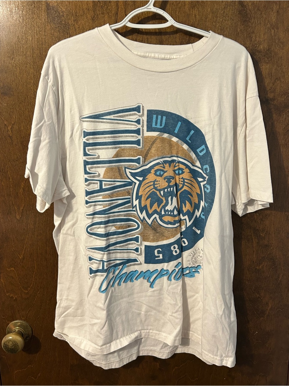 Hollister White Graphic Villanova Wildcats Tee with Teal & Gold Design